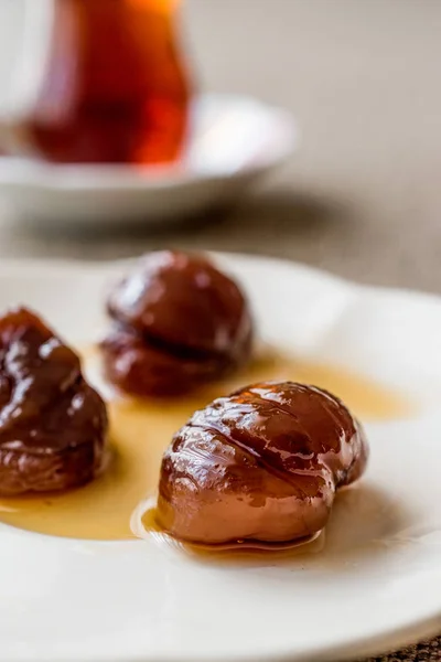 Dessert alla castagna turca con tè / Kestane sekeri . — Foto Stock