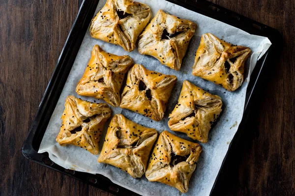 Türk mille feuille ve kıyma ile yapılmış börek.