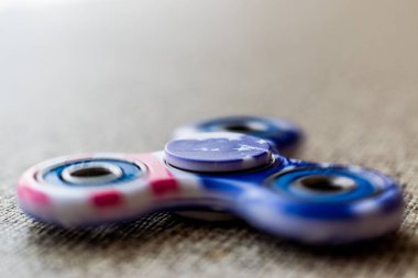 Spinner gri bir yüzeye kıpır. 