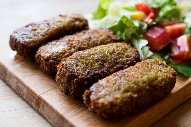 Ahşap yüzeyde salata ile falafel.