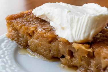 Türk tatlı Ekmek kapama / ekmek puding krema ile.