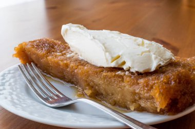 Türk tatlı Ekmek kapama / ekmek puding krema ile.