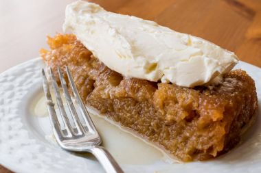 Türk tatlı Ekmek kapama / ekmek puding krema ile.