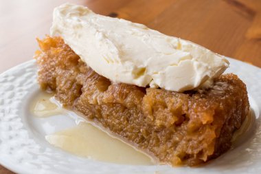 Türk tatlı Ekmek kapama / ekmek puding krema ile.