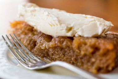 Türk tatlı Ekmek kapama / ekmek puding krema ile. 