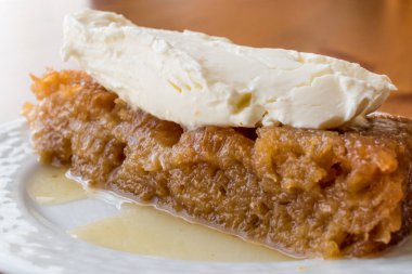 Türk tatlı Ekmek kapama / ekmek puding krema ile.