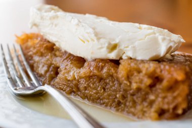 Türk tatlı Ekmek kapama / ekmek puding krema ile.