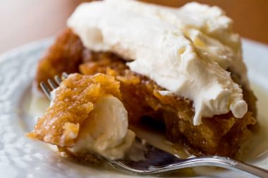 Türk tatlı Ekmek kapama / ekmek puding krema ile.