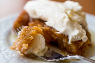 Türk tatlı Ekmek kapama / ekmek puding krema ile.