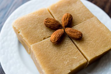 Bademli irmik helva kare şeklinde bir kesik. 