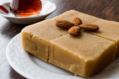 Bademli irmik helva kare şeklinde bir kesik. 
