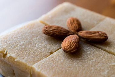 Bademli irmik helva kare şeklinde bir kesik. 