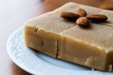 Bademli irmik helva kare şeklinde bir kesik. 