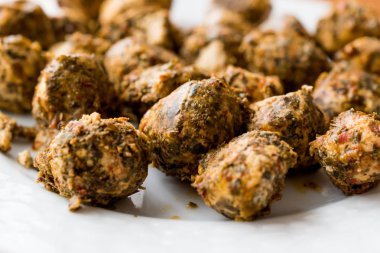 Antakya Duberke yoğurt ile yapılan / peynir topları ile baharat.