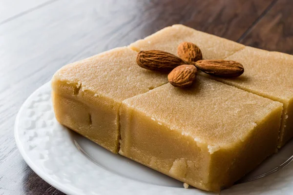 Bademli irmik helva kare şeklinde bir kesik. 