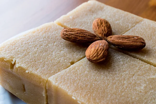 Bademli irmik helva kare şeklinde bir kesik. 