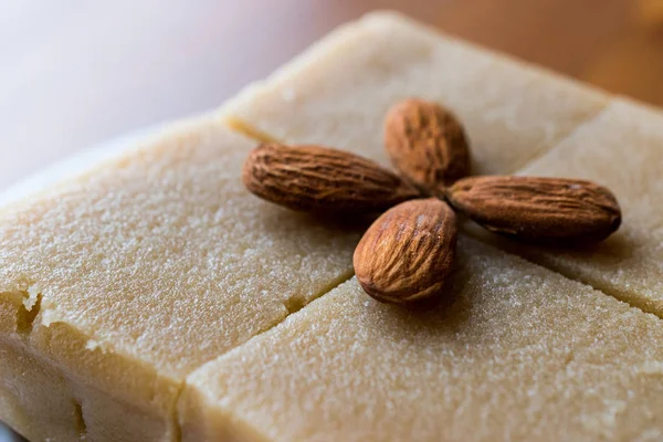 Bademli irmik helva kare şeklinde bir kesik. 