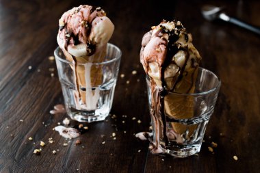 dondurma cam çikolata sosu ve fındık ile.