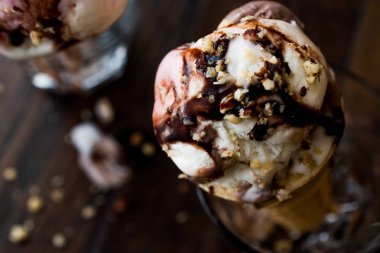 dondurma cam çikolata sosu ve fındık ile.