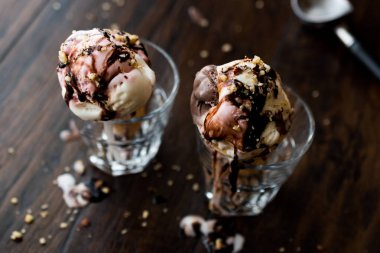dondurma cam çikolata sosu ve fındık ile.