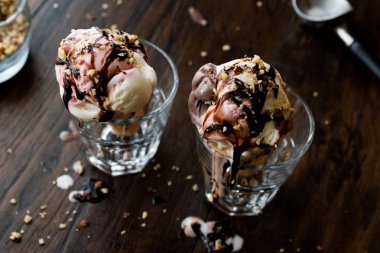 dondurma cam çikolata sosu ve fındık ile.