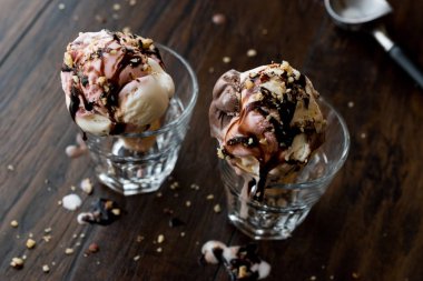 dondurma cam çikolata sosu ve fındık ile.