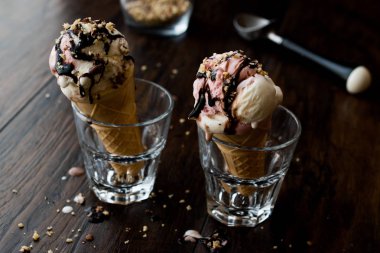 dondurma cam çikolata sosu ve fındık ile.