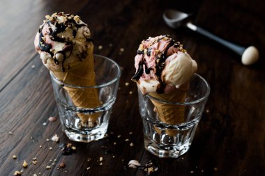 dondurma cam çikolata sosu ve fındık ile.