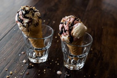 dondurma cam çikolata sosu ve fındık ile.