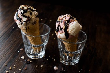 dondurma cam çikolata sosu ve fındık ile.