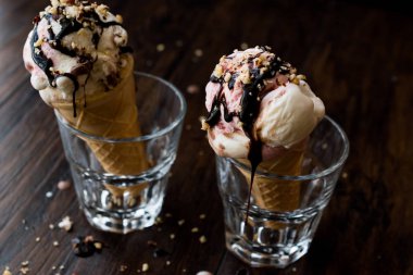 dondurma cam çikolata sosu ve fındık ile.