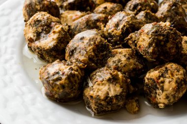 Antakya Duberke yoğurt ve zeytinyağı ile yapılmış. / Peynir topları ile baharat.