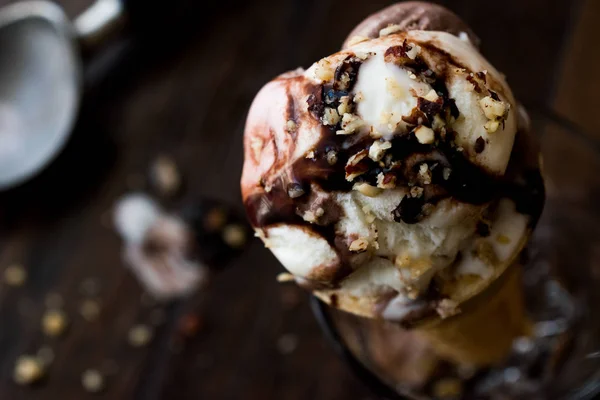 Sorvete em vidro com molho de chocolate e avelã . — Fotografia de Stock