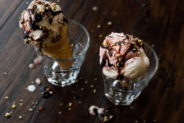 dondurma cam çikolata sosu ve fındık ile.