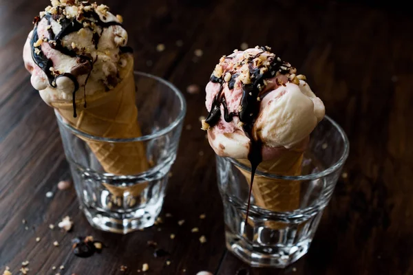 dondurma cam çikolata sosu ve fındık ile.