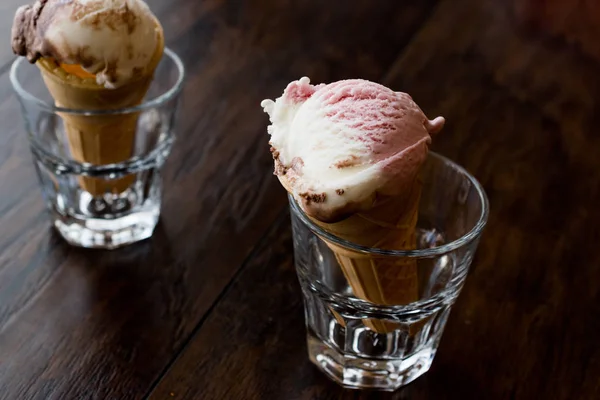 Морозиво в склянці з конусом . — стокове фото