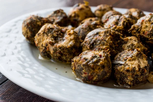 Antakya Duberke feito com iogurte e azeite. / Bolas de queijo com especiarias . — Fotografia de Stock