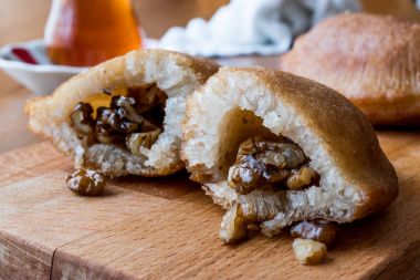 Türk tatlı taş kadayıf ceviz ile.