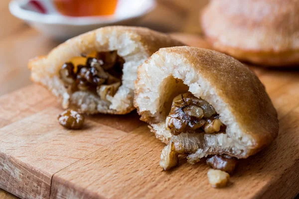 Türk tatlı taş kadayıf ceviz ile.