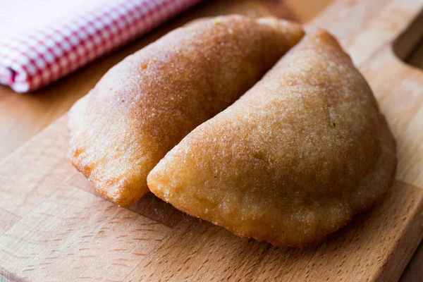 Türk tatlı taş kadayıf ceviz ile.