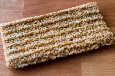 Susam ve croquant ile enerji bar.