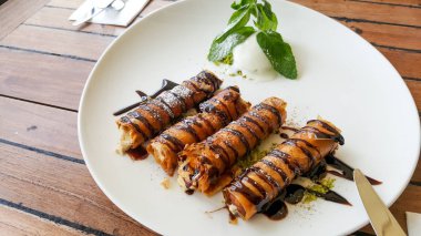 Restoranda Tahin ve çikolata soslu çıtır krep.