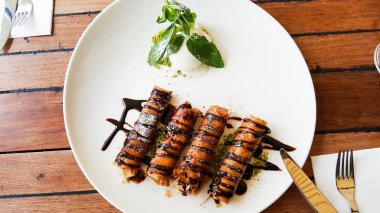 Restoranda Tahin ve çikolata soslu çıtır krep.