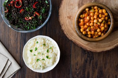 Chana Masala nohut pirinç ve siyah mercimek salatası ile servis.