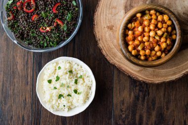 Chana Masala nohut pirinç ve siyah mercimek salatası ile servis.