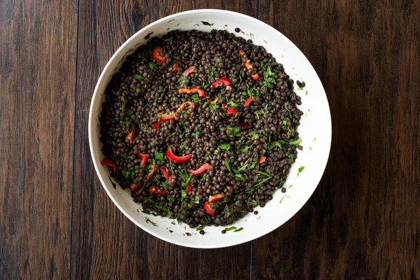 Salade de lentilles noires aux poivrons rouges et persil — Photo