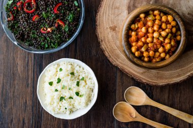 Chana Masala nohut pirinç ve siyah mercimek salatası ile servis.