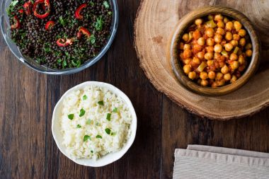 Chana Masala nohut pirinç ve siyah mercimek salatası ile servis.