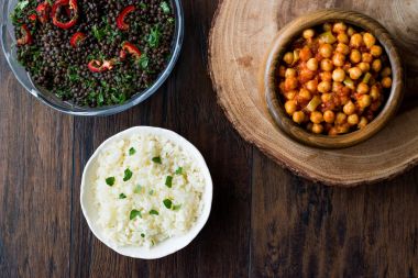 Chana Masala nohut pirinç ve siyah mercimek salatası ile servis.