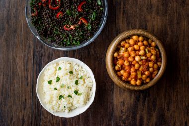 Chana Masala nohut pirinç ve siyah mercimek salatası ile servis.